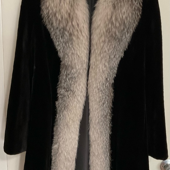 Beautiful mink coat with blue fox collar that runs down. Very warm, light, cozy - Picture 3 of 10